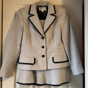 Liz Claiborne Petite 2 Piece Skirt Suit